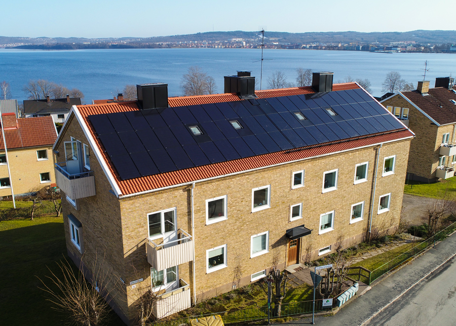 Flerfamiljshus i Jönköping med solpaneler från Solsystem