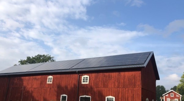 Solpaneler på ladugård Värnamo