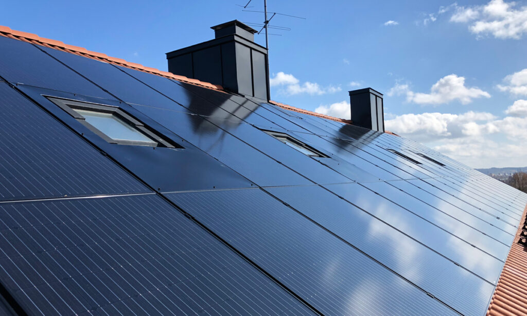 Flerfamiljshus i Jönköping med solpaneler från Solsystem